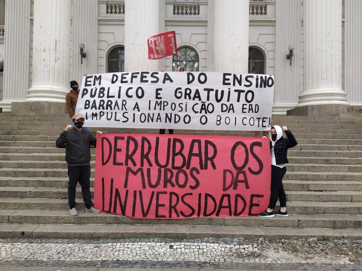 Estudantes realizam ato em defesa do 40º ENEPe em Curitiba