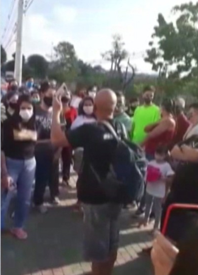 Pais e professores protestaram neste sábado em Poá — Foto: Reprodução/ TV Diário