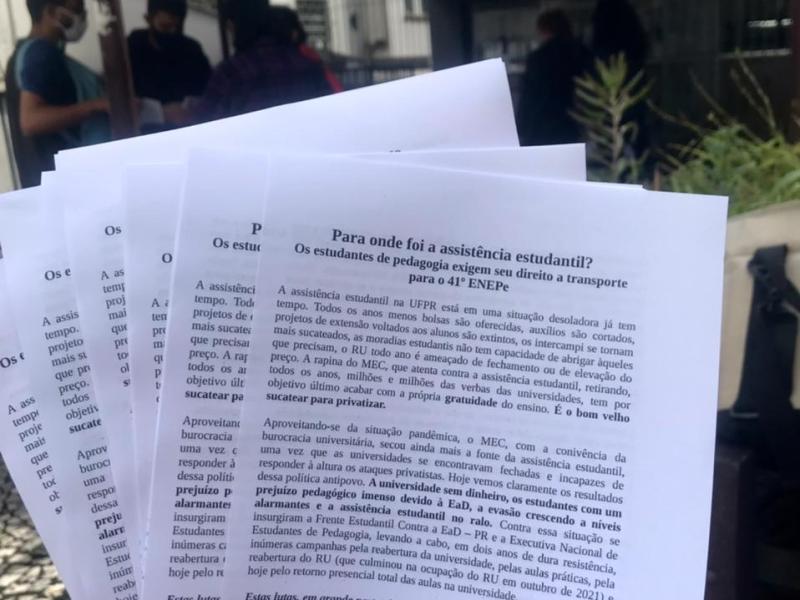 PR: ExPEPe realiza panfletagem exigindo ônibus da reitoria da UFPR para ir ao 41º ENEPe!